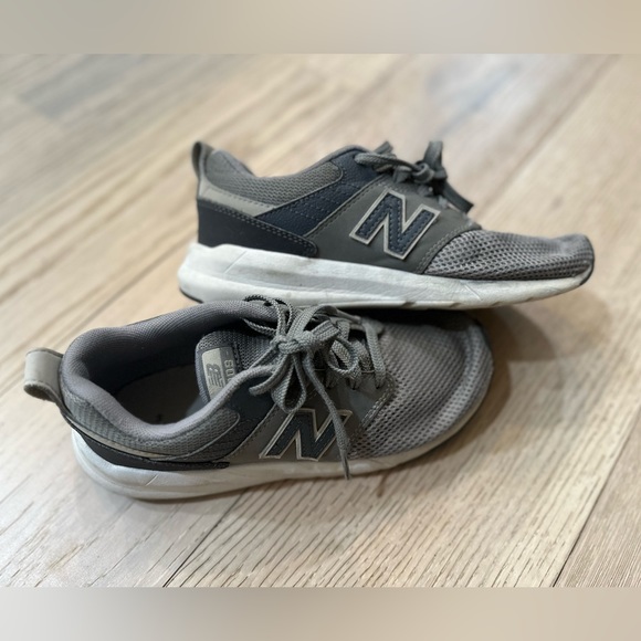 Boys New Balance Gray Shoes Size 4.5 - Picture 1 of 5